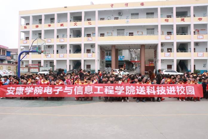 说明: F:\科技下乡\十大正规买球网站送科技进校园_五里小学\IMG_8431.JPG